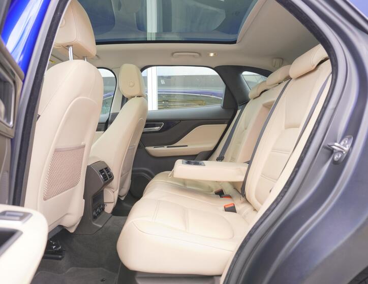 Jaguar F-Pace 26