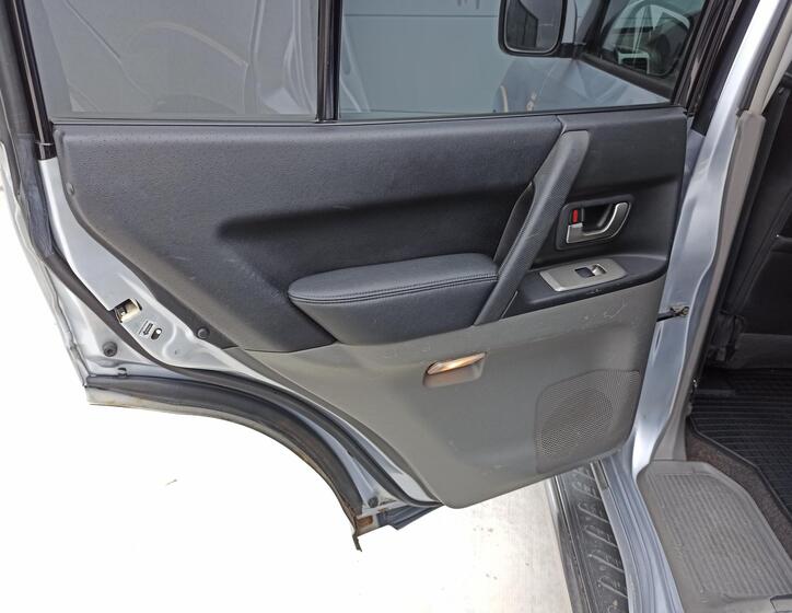 Mitsubishi Pajero 25