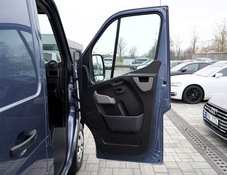 Nissan NV400 17