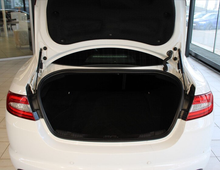 Jaguar XF 9