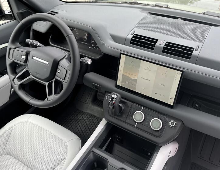 Land Rover Defender 25