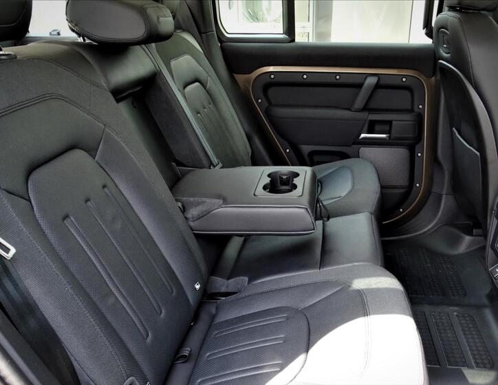 Land Rover Defender 18
