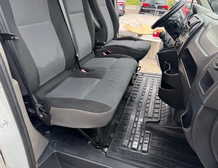 Nissan NV400 13
