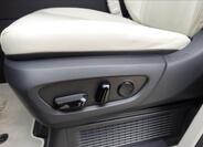 Lexus LM 350h 37