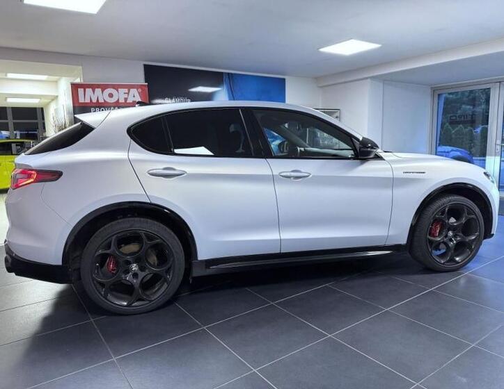 Alfa Romeo Stelvio 4
