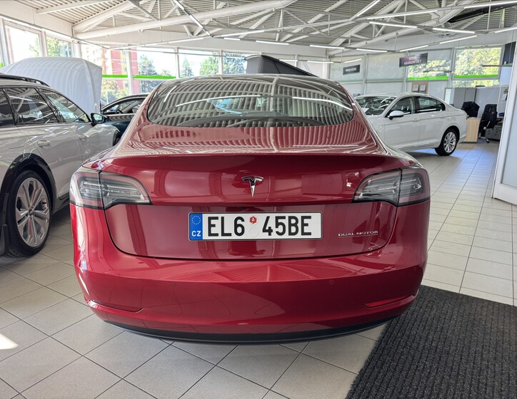 Tesla Model 3 4