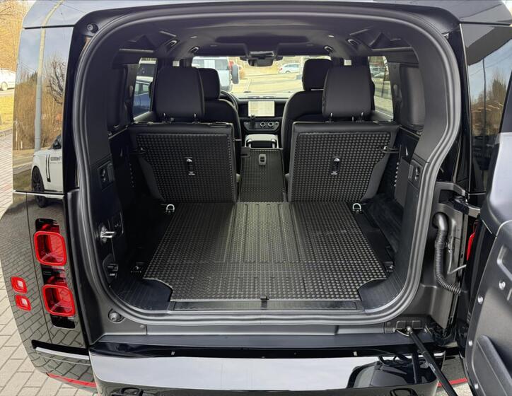 Land Rover Defender 23