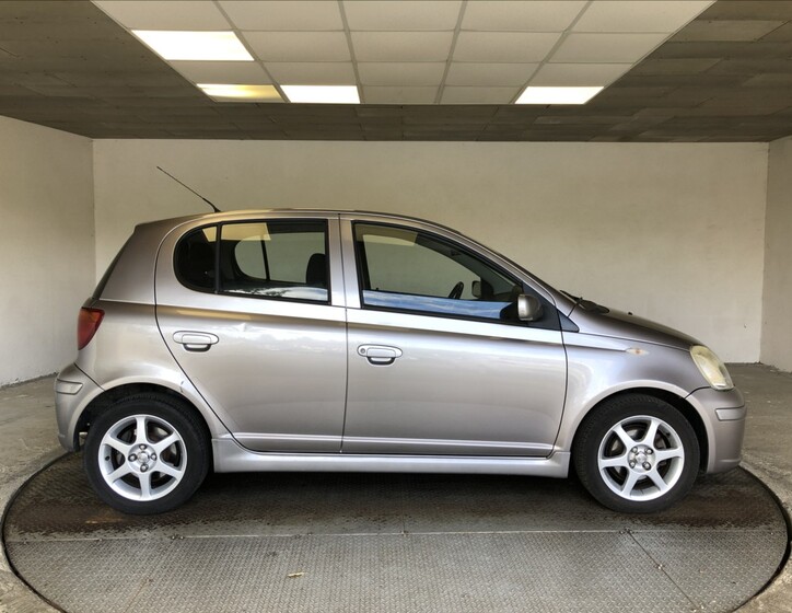 Toyota Yaris 8