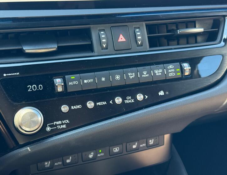 Lexus ES 300h 18