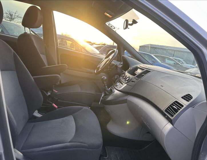 Mitsubishi Grandis 26