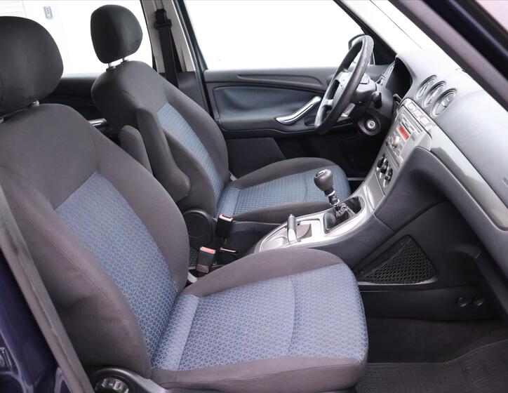 Ford Galaxy 9
