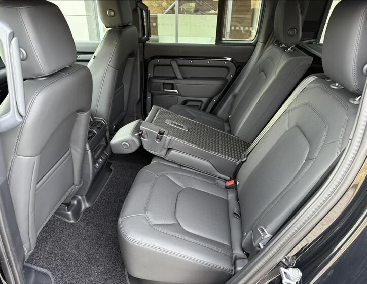 Land Rover Defender 22