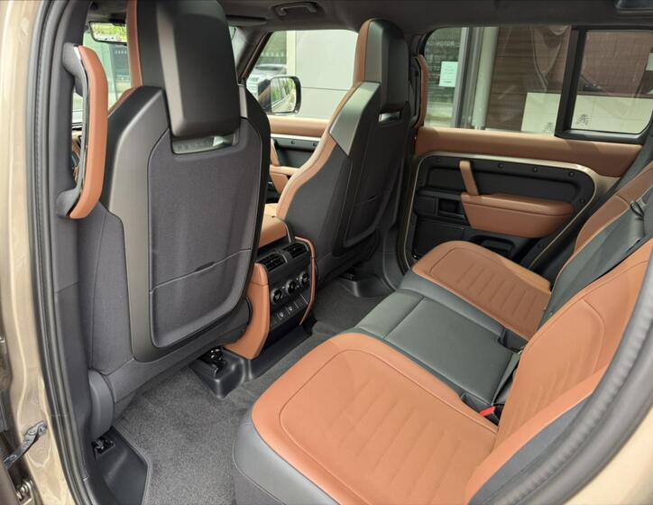 Land Rover Defender 17