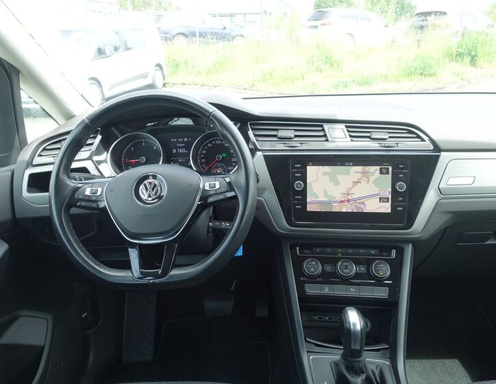 Volkswagen Touran 8