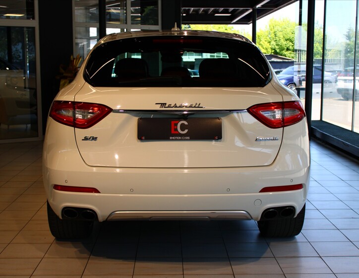 Maserati Levante 5