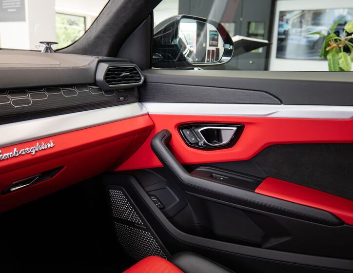 Lamborghini Urus 12