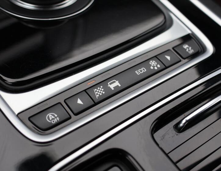 Jaguar XE 32