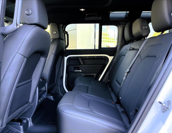 Land Rover Defender 33