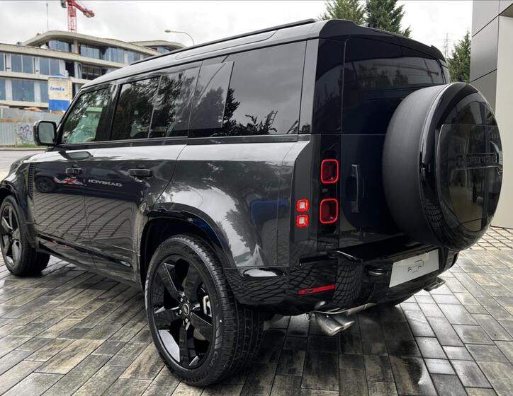 Land Rover Defender 4