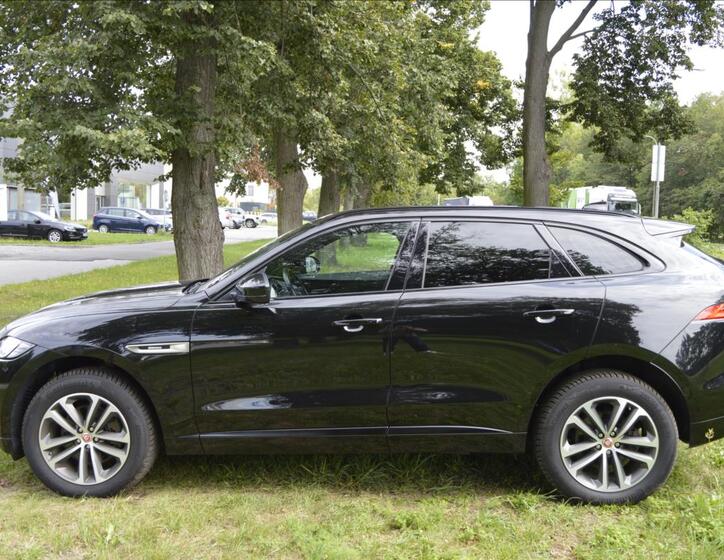 Jaguar F-Pace 8