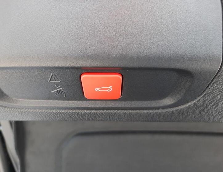 Peugeot 408 32
