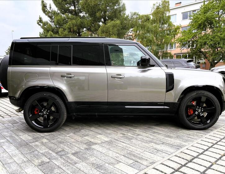 Land Rover Defender 10
