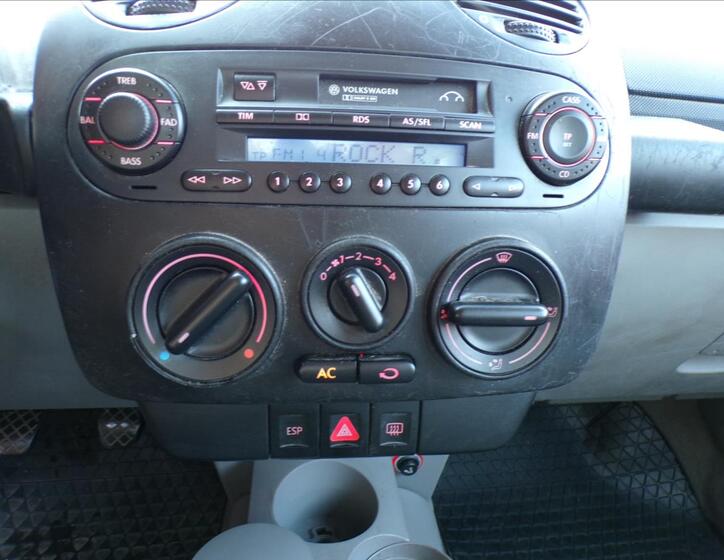 Volkswagen New Beetle 9