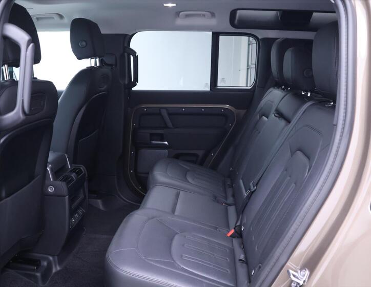 Land Rover Defender 16