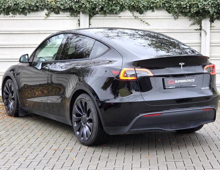 Tesla Model Y 4