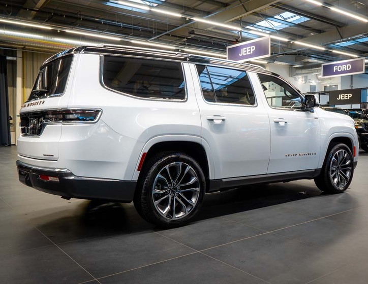 Jeep Grand Wagoneer 9