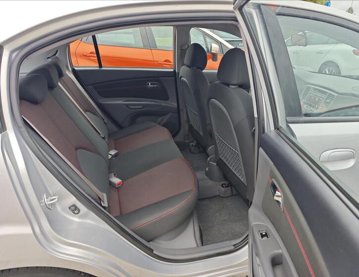 KIA Rio 13