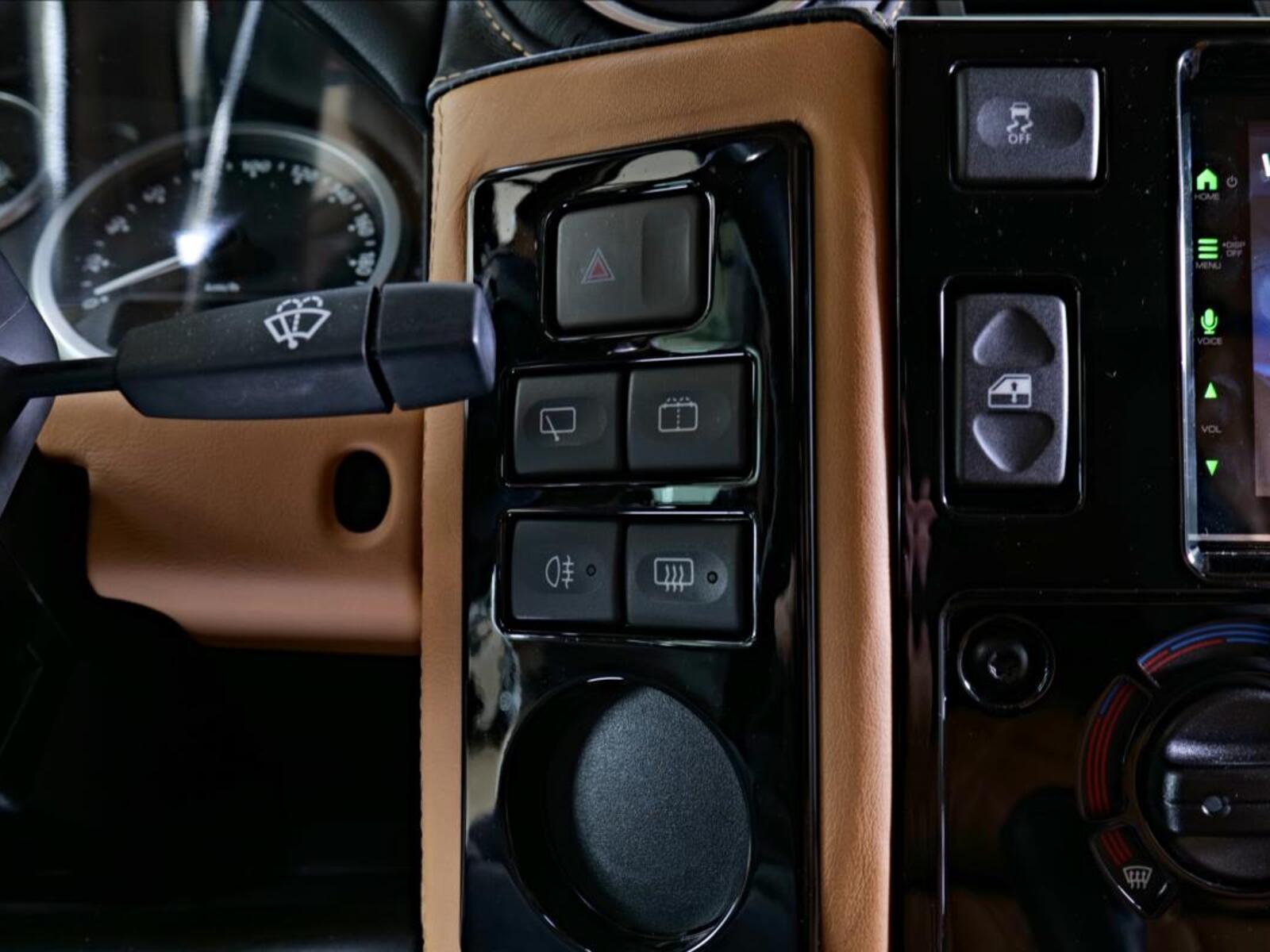 Land Rover Defender 20