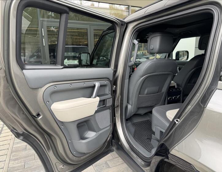 Land Rover Defender 8
