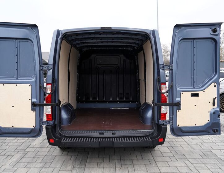 Nissan NV400 11