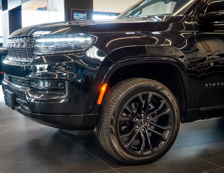 Jeep Grand Wagoneer 15