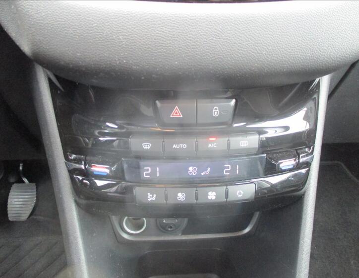 Peugeot 208 13
