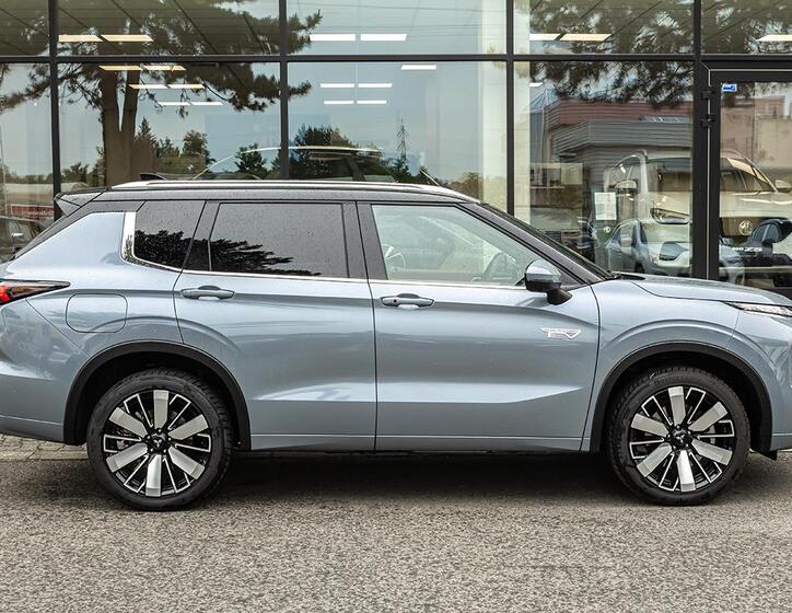 Mitsubishi Outlander 4