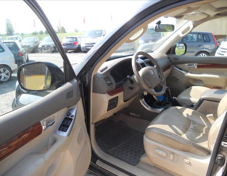 Toyota Land Cruiser 11