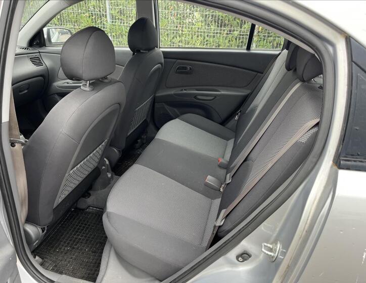 KIA Rio 13