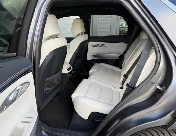 Hyundai Genesis 9