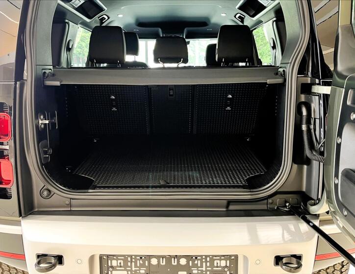 Land Rover Defender 6
