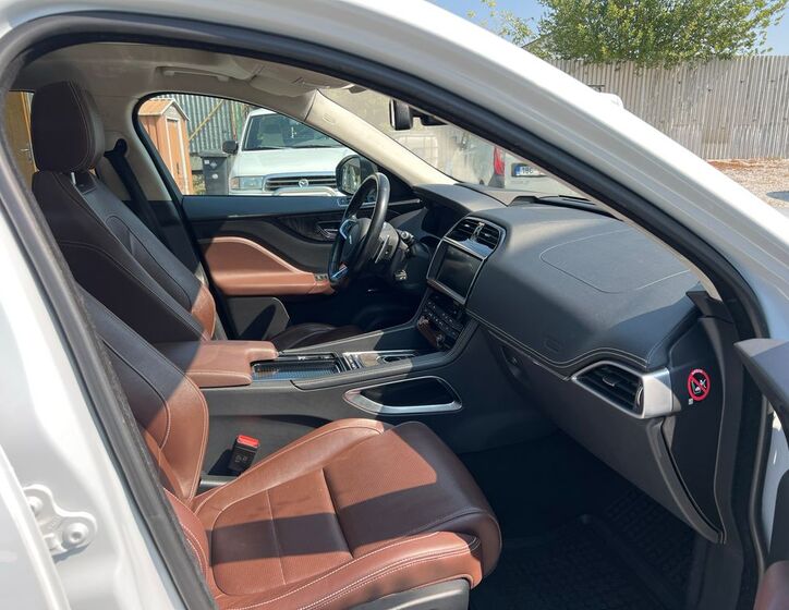 Jaguar F-Pace 9