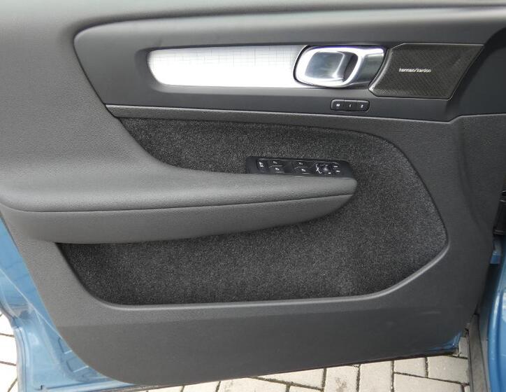 Volvo XC40 8