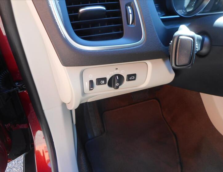 Volvo V40 11