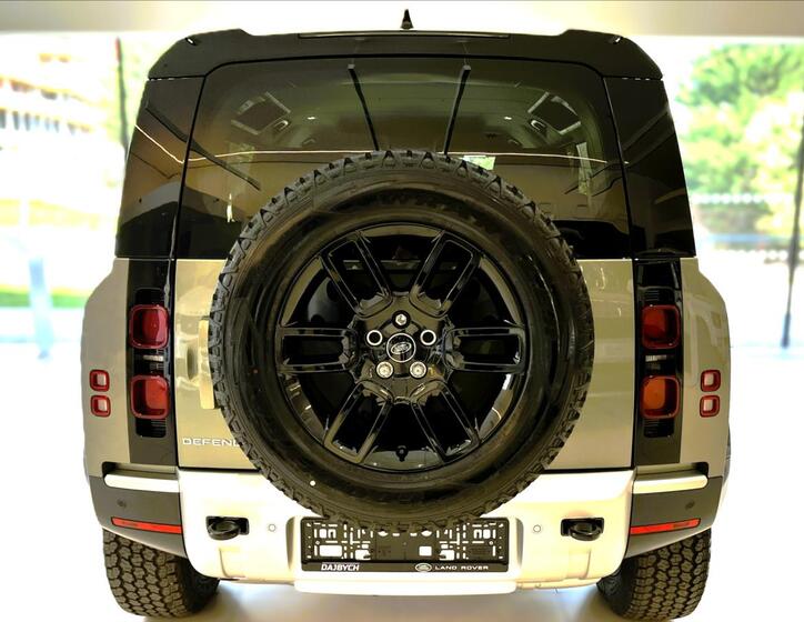 Land Rover Defender 5