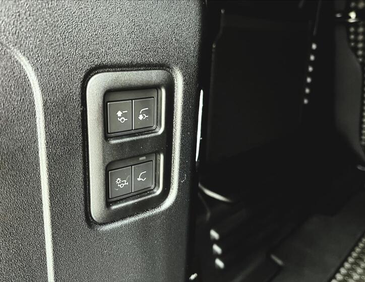 Land Rover Defender 8