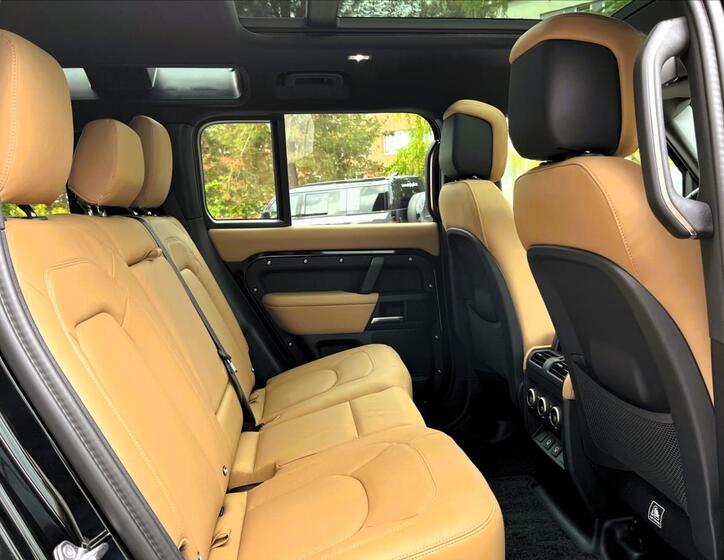 Land Rover Defender 32