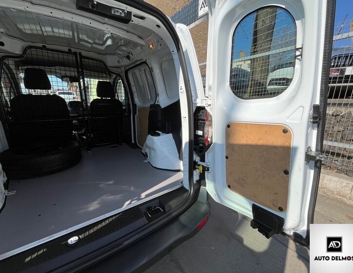 Ford Transit Courier 8