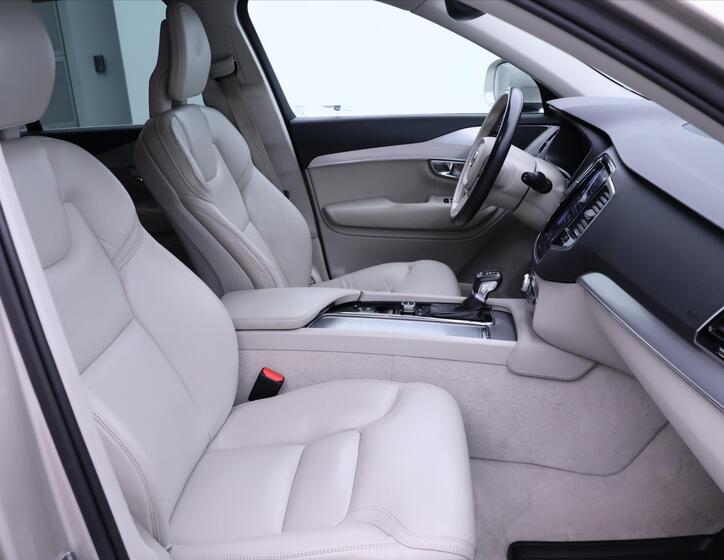 Volvo XC90 13