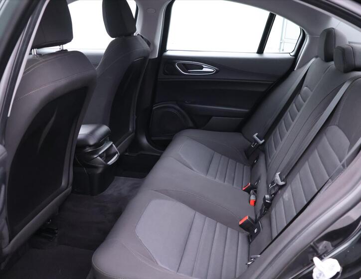 Alfa Romeo Giulia 14